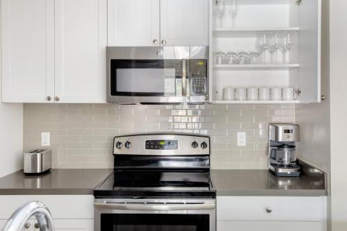 La Jolla 2br w gym wd pool nr bars shops SAN-21 in San Diego, USA