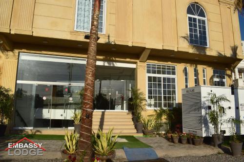 Embassy Lodge - main image