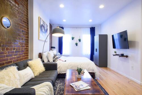 83-3W UES Central Park Newly Furnished XL Studio in New York, USA