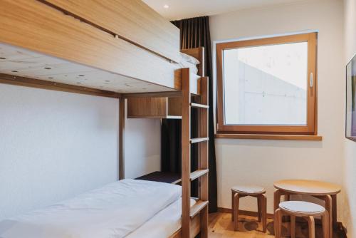 1 queen bed, 1 bunk bed