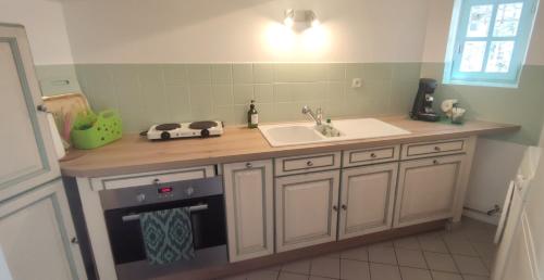 virtuve, T3 avec sa terrasse au cœur du village médiéval (T3 avec sa terrasse au cœur du village medieval) in Sauzet (Rhone-Alpes)
