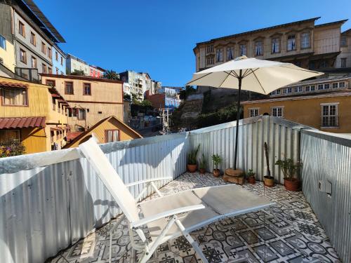 شرفة/ تراس, Casa California Guesthouse in فالباريزو