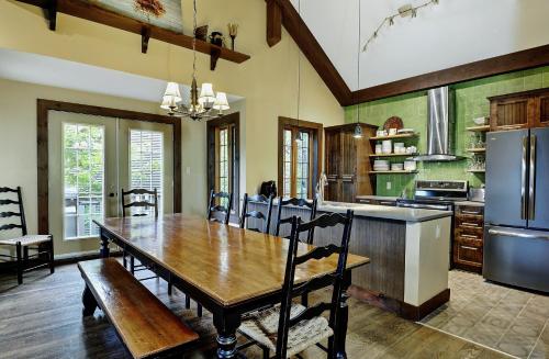 Chalets Alpins - 16 Chemin des Skieurs in Stoneham (QC)