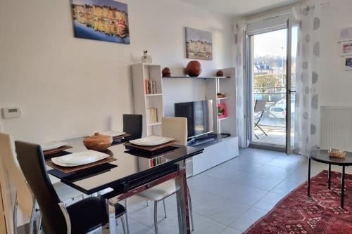 Chez Lou et Dan 4P apartment with balcony elevator and secure parking gîte à louer Honfleur