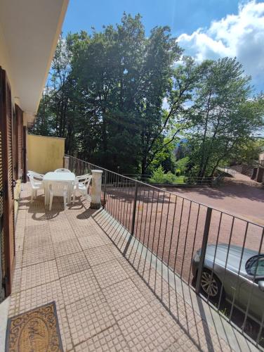  Yellow house 1 in Cuasso Al Monte