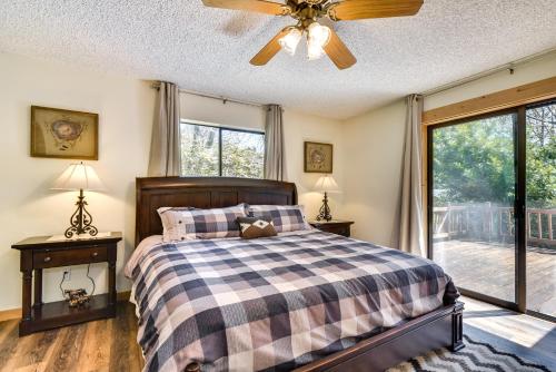 Riverfront Woodland Cabin: Wooded & Forested Views in Vudlenda (WA)