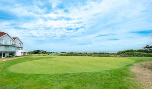 Vue sur mer, dunes et golf