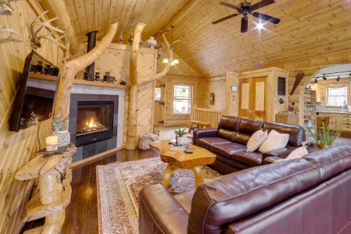 Lavish Tustin Cabin on 7 Acres with Fire Pit and Porch in 緬因州凱迪拉克 (MI)