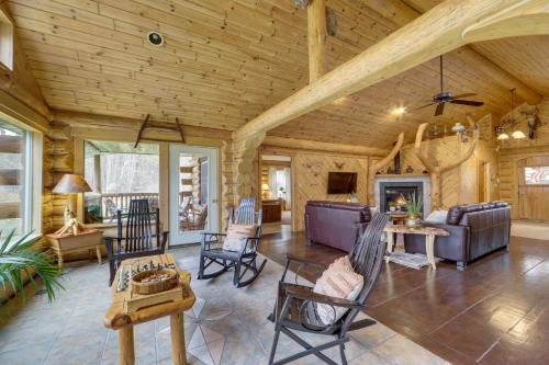 Lavish Tustin Cabin on 7 Acres with Fire Pit and Porch in 緬因州凱迪拉克 (MI)
