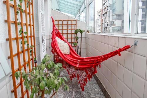 Quarto em apto com VARANDA na Vila Mariana a 500m com PORTARIA 24hrs e Internet rápida 350M!