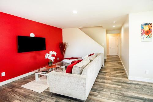 Large Condo Sleeps 10 near Downtown Los Angeles thumb 4
