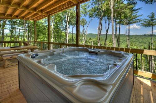 Forget Me Knot Luxury Cabin w Mountain Views in Cherry Log, Vereinigte Staaten von Amerika