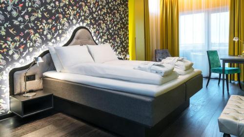 1 queen bed, 1 sofa bed