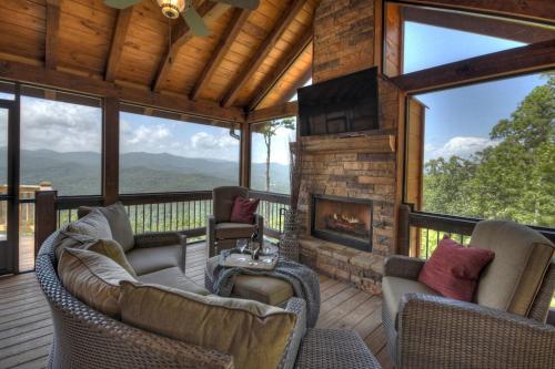 Sunset Ridge w Stunning 5 Star Views & Hot Tub in Blue Ridge, USA