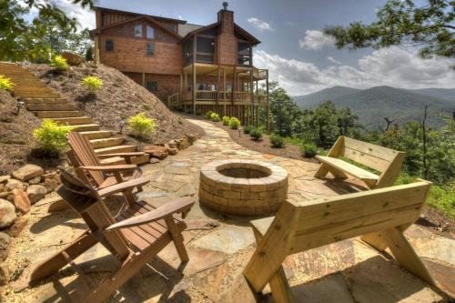 Sunset Ridge w Stunning 5 Star Views & Hot Tub in Blue Ridge, USA