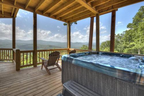 Sunset Ridge w Stunning 5 Star Views & Hot Tub in Blue Ridge, USA