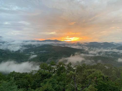 Sunset Ridge w Stunning 5 Star Views & Hot Tub in Blue Ridge, USA
