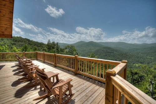 Sunset Ridge w Stunning 5 Star Views & Hot Tub in Blue Ridge, USA