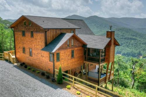 Sunset Ridge w Stunning 5 Star Views & Hot Tub in Blue Ridge, USA