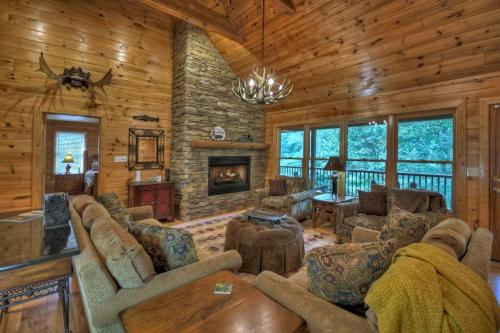Family Friendly Cabin On A Creek With Large Yard in Blue Ridge, USA