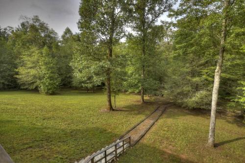 Family Friendly Cabin On A Creek With Large Yard in Blue Ridge, USA