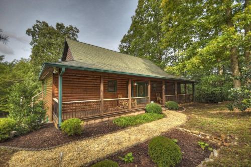 Family Friendly Cabin On A Creek With Large Yard in Blue Ridge, USA