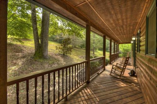 Family Friendly Cabin On A Creek With Large Yard in Blue Ridge, USA