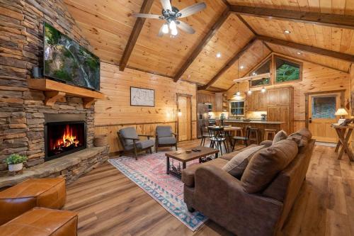 Grants Lodge w Hot Tub Fire Pit Arcade Machine in Blue Ridge, USA