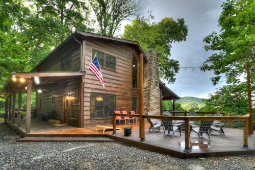 High Camp Retreat w Mtn View Hot Tub Pool Table in Blue Ridge, USA