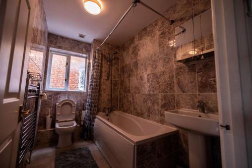 Spacious London Home - Garden, BBQ & Free Parking, Sleeps 8, Londra (foto 6)