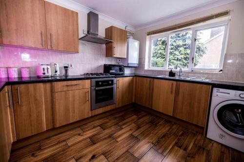 Spacious London Home - Garden, BBQ & Free Parking, Sleeps 8, Londra (foto 8)