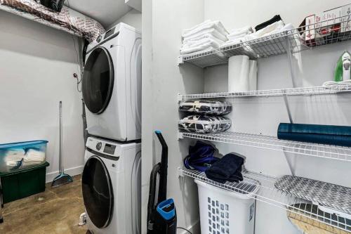 Brand New Condo near downtown Nash w washer dryer in Nashville, USA