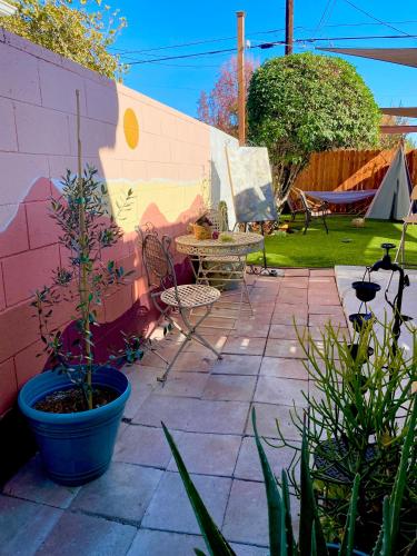 Sweet Tuscan Dreams-Private Entrance & Bathroom with Patio in Encino