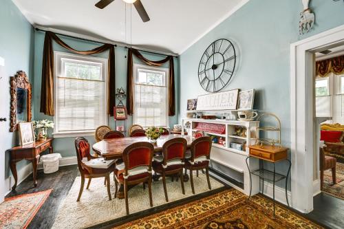 Spacious Historic Home with Yard and Deck! in ไฮน์พอยต์ (NC)