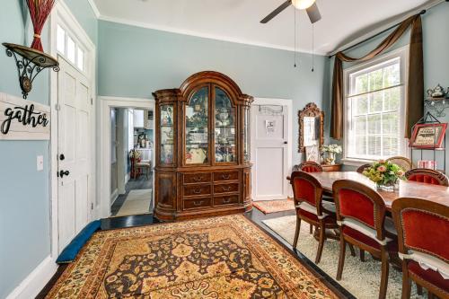 Spacious Historic Home with Yard and Deck! in ไฮน์พอยต์ (NC)