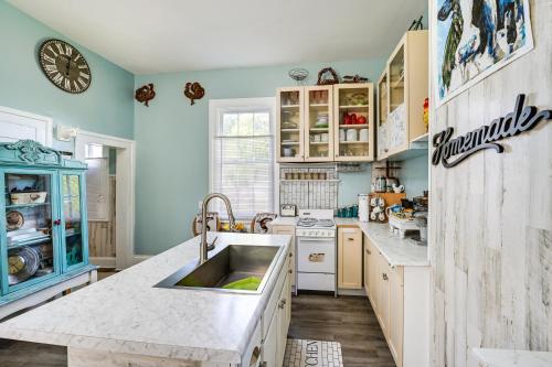 Spacious Historic Home with Yard and Deck! in ไฮน์พอยต์ (NC)