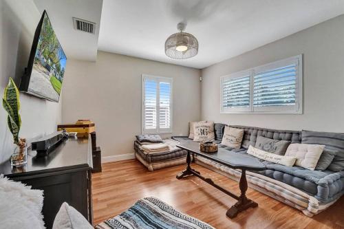Bright and Comfy Hollywood Retreat