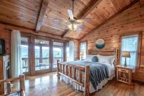 Honey Hollow Cabin w Gorgeous Mtn Views & Hot Tub in Blue Ridge, USA