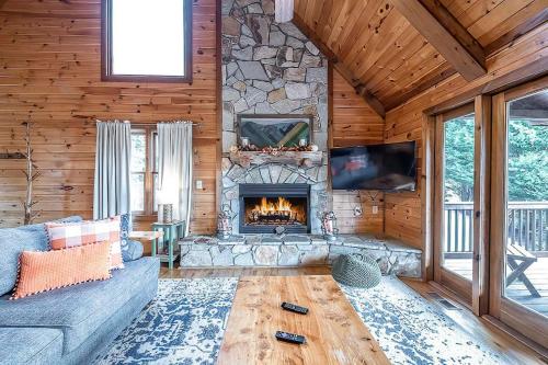 Honey Hollow Cabin w Gorgeous Mtn Views & Hot Tub in Blue Ridge, USA