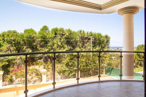 Enchanting Villa with Backyard in Cesme near Beach