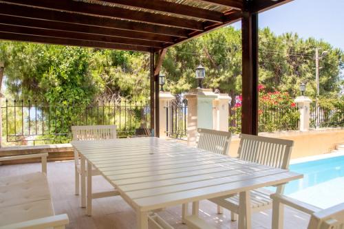 Enchanting Villa with Backyard in Cesme near Beach