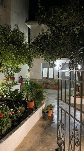 Viesnīcas āriene, Nina’s Garden in Loutraki Skopelosa