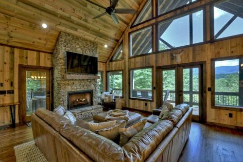 Hunters Treehouse w 5 Star BR Mtn View & Hot Tub in Epworth, USA