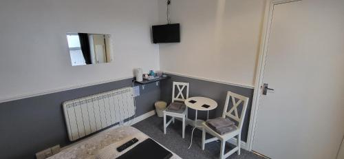 Triple Room with Shower image 8