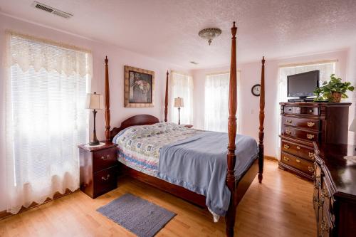 Lakefront Cottage - Spacious House with Private Dock in Topton, USA