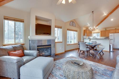 Pet-Friendly Townhome with Golf Course Access! - image 7