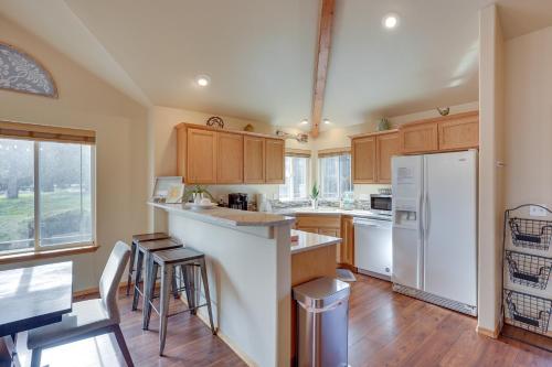 Pet-Friendly Redmond Townhome - Golf Course Access