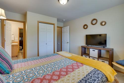Pet-Friendly Townhome with Golf Course Access! - image 10