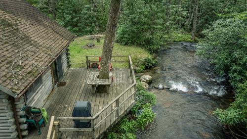 Creekside Hideaway Rustic Cabin - Secluded, Creekside Family Cabin in Topton, USA
