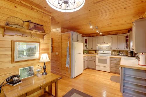 Roomy Riverfront Trout Valley Cabin with Fishing! - image 7